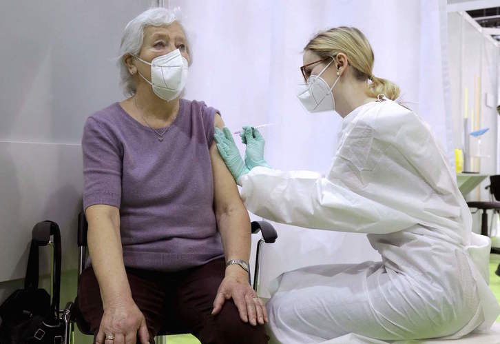 Imagen tomada en un centro de vacunación de Berlin. (Michael SOHN / AFP)