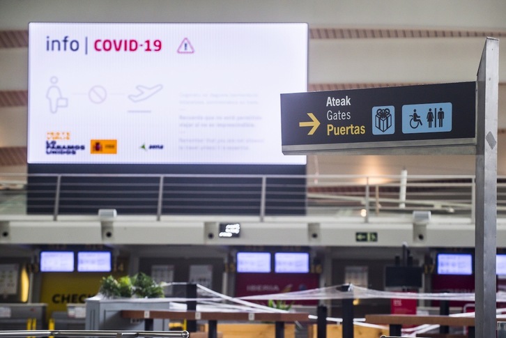 Información sobre el covid-19 en el Aeropuerto de Loiu. (Marisol RAMIREZ/FOKU)