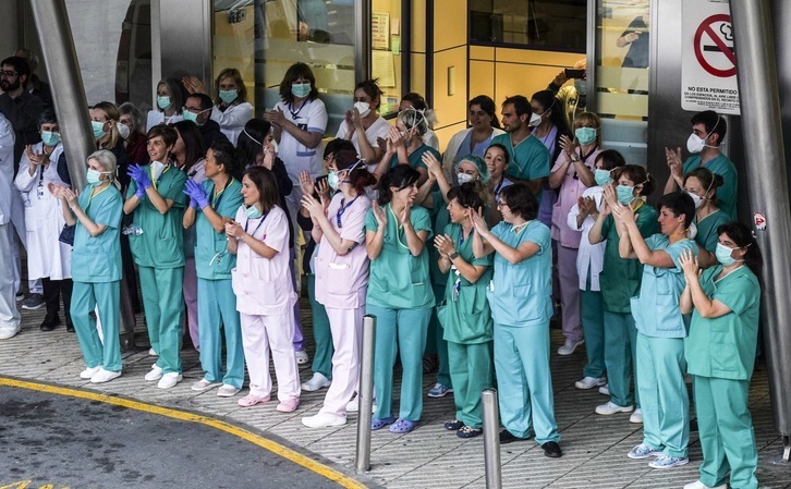 Sanitarios aplaudiendo en Hospital Cruces. (Marisol RAMIREZ/FOKU)