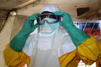 Un médico de MSF trabaja con ropa de protección en el hospital Donka de Conakry, en Guinea. (Cellou BINANI/AFP)