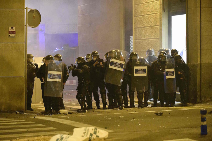 Mossos, disparando proyectiles de foam en las calles de Barcelona. (Josep LAGO / AFP)