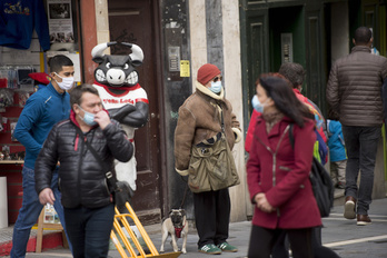 Gente paseando por Alde Zaharra de Iruñea con mascarilla. (Iñigo URIZ/FOKU)