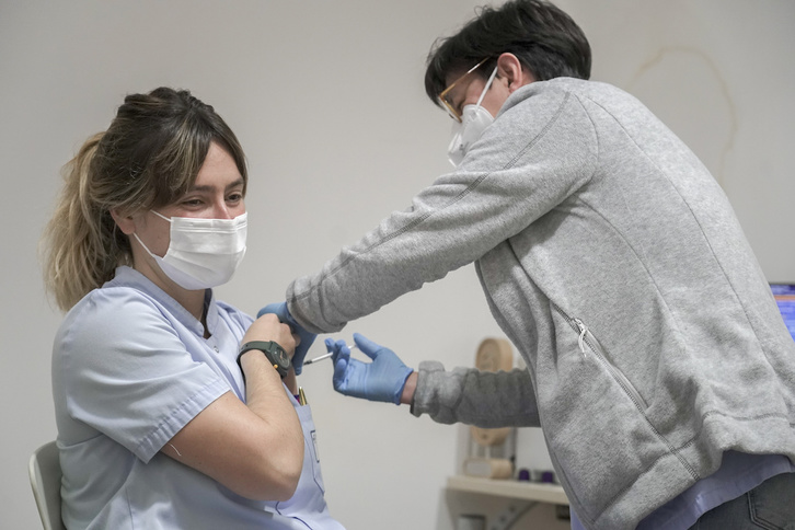 Vacunación a personal sanitario en Zarautz; en Nafarroa dará el salto en abril. (Gorka RUBIO | FOKU)
