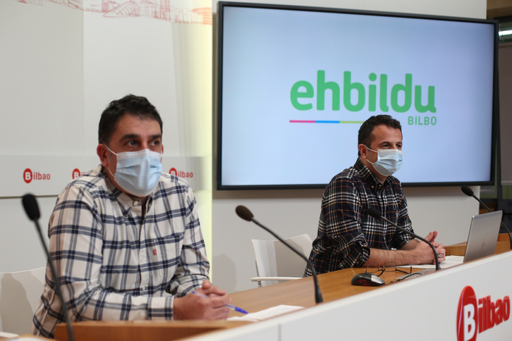 El juntero Raúl Méndez y el edil Bruno Zubizarreta han expuesto la posición de EH Bildu sobre la línea 4 del metro. (Aritz LOIOLA/FOKU)