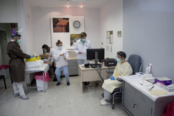 Sanitarios del CHN revisan las pruebas PCR de enfemos que quieren ser operados. (Iñigo URIZ/FOKU)