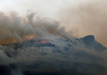 El fuego avanza por Larhun. (Bob EDME)