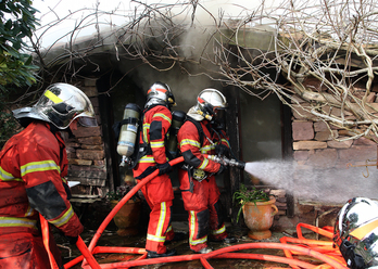 Bomberos interviniendo en la zona de Larrun. (Bob EDME/FOKU)