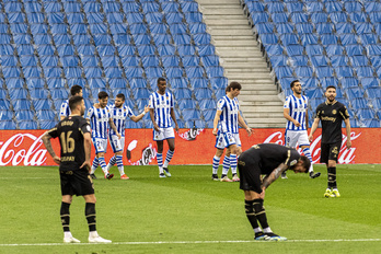 Los realistas celebran uno de los tres goles de Isak ante la decepción de los jugadores del Alavés (Gorka RUBIO/FOKU)
