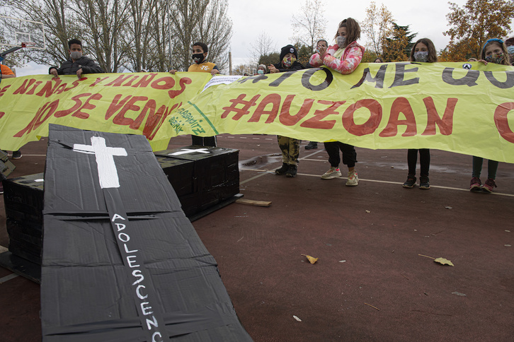 Protesta en noviembre en Etxabakoitz para denunciar la eliminación de los programas de prevención comunitaria en el barrio. (Jagoba MANTEROLA/FOKU)