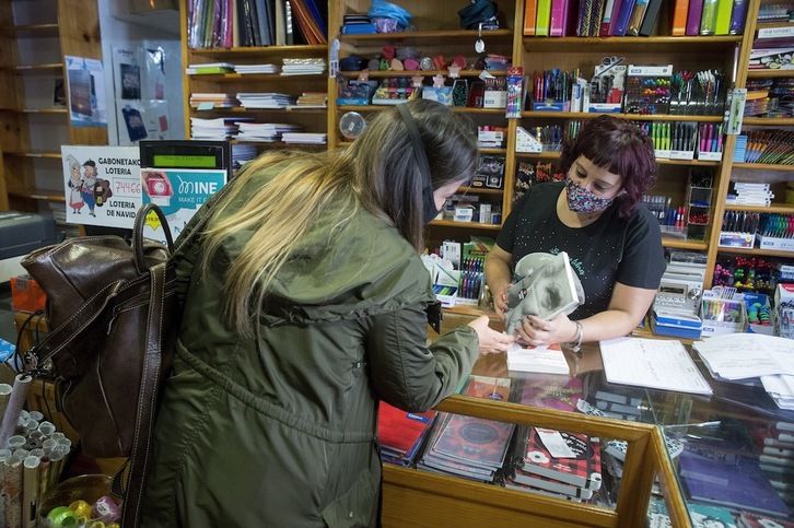 El comercio local cuida y mima cada producto que ofrece. Iñigo URIZ | FOKU