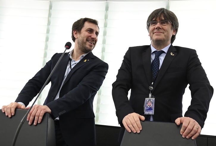 Toni Comín y Carles Puigdemont, en sus escaños de eurodiputados. (Frederick FLORIN | AFP)