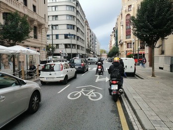 Vía ciclista en Bilbo dentro de la vía para coches.