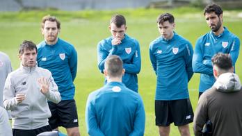 Marcelino dando instrucciones en Lezama a los jugadores. (@AthleticClub)