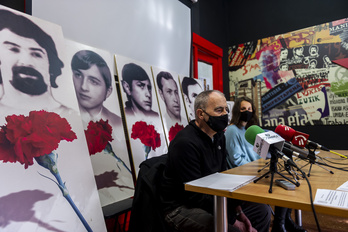 Andoni Txasko y Nerea Martínez, de Martxoak 3 Elkartea, en la rueda de prensa ofrecida en Gasteiz. (Jaizki FONTANEDA/FOKU)