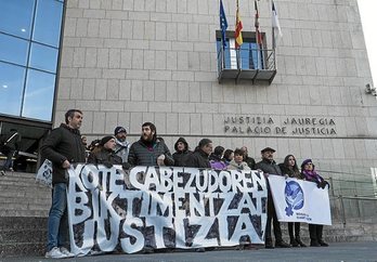 Movilización de víctimas de Kote Cabezudo ante los Juzgados de Donostia, en una imagen de archivo. (Andoni CANELLADA/FOKU)