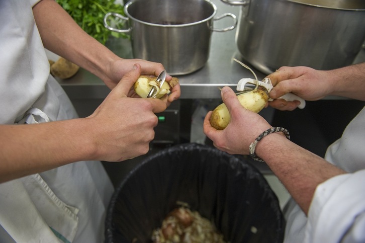 Dos estudiantes pelando patatas en la escuela de hostelería de Gamarra, en Gasteiz. (Juana RUIZ/FOKU)