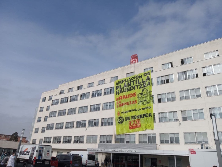 Pancarta desplegada por LAB en la fachada del Hospital Materno-Infantil de Iruñea. (LAB)