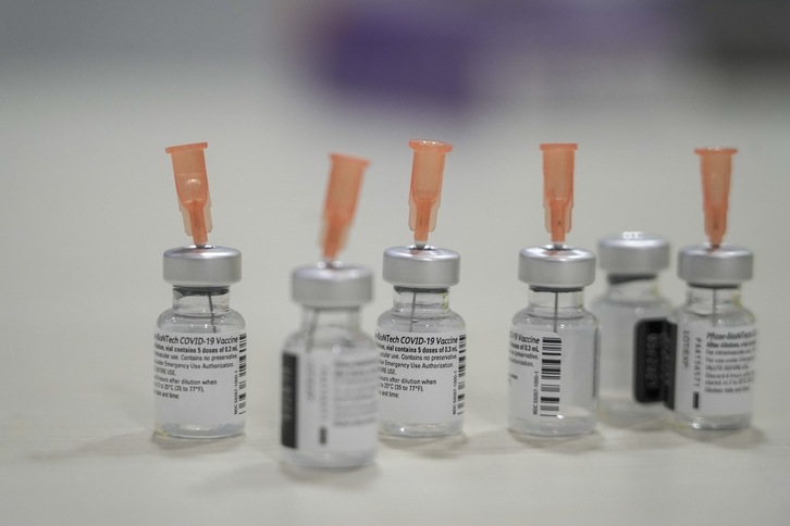 Viales de Pfizer, la compañía que más vacunas está enviando a la UE. (Gorka RUBIO | EFE)