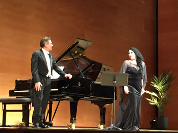 La mezzosoprano Anita Rachvelishvili, junto al pianista Vincenzo Scalera. (NAIZ)