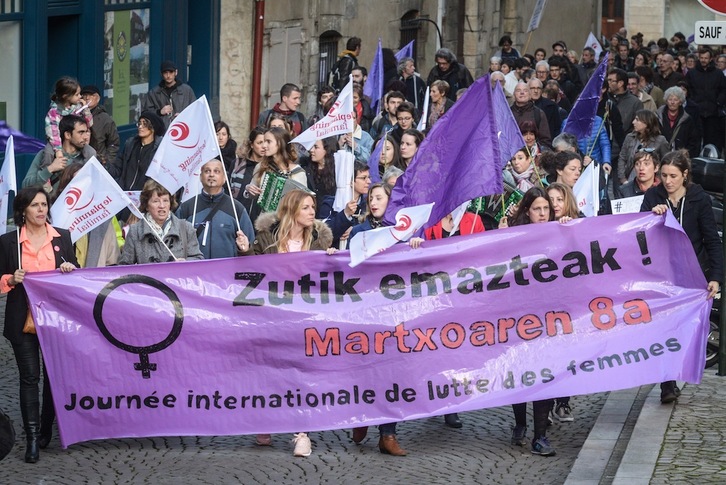 Martxoak 8 inguruko manifestazio bat 2017an Bainon. (Isabelle MIQUELESTORENA/FOKU)