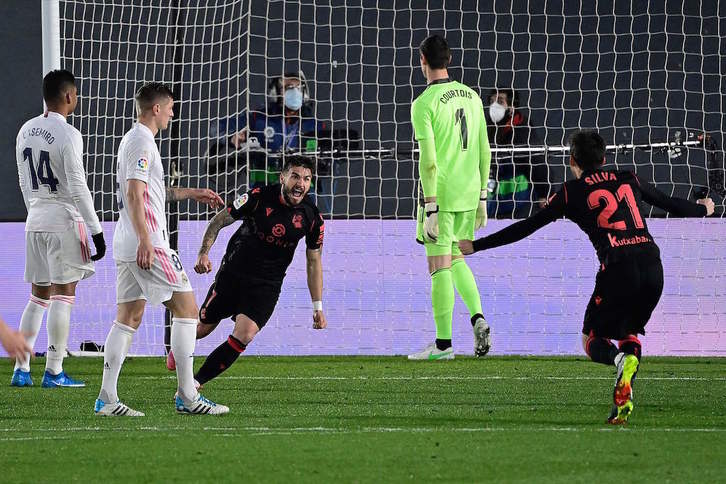 Portu sale corriendo hacia Silva a celebrar eufórico el único gol del partido ante el Real Madrid. (Javier SORIANO/AFP)