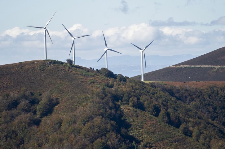 Eólicas en las campas de Urbia. (Juan Carlos RUIZ/FOKU)