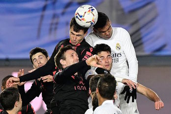 Zubimendi pugna con Casemiro en una jugada que refleja cómo fue el final del partido de Valdebebas. (Javier SORIANO/AFP) 