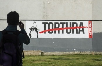 Mural de denuncia de la tortura en Burlata, que fue perseguido por las fuerzas de seguridad. (Jagoba MANTEROLA/FOKU)