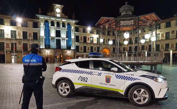 Un agente de la Policía Local de Tutera en la plaza de los Fueros. (POLICÍA LOCAL DE TUTERA) 