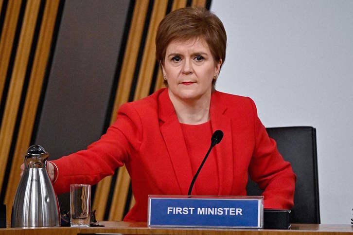 Sturgeon, durante su declaración ante el Parlamento. (Jeff J. MITCHELL / AFP)