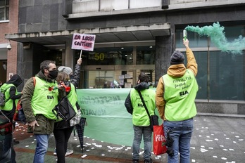 Greban dauden Novaltiako langileak elkarretaratze batean. (Marisol RAMIREZ/FOKU)