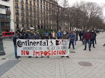 Los trabajadores de Benecke Kaliko, el martes ante el Parlamento navarro. (@LABnafarroa)