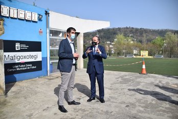 Eneko Goia y Jokin Aperribay, en el campo de Matigoxotegi. (Donositako Udala)