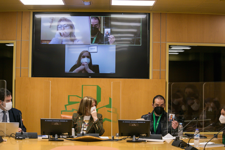 Yoana y Juan José Niebla Martínez, durante su comparecencia en el Parlamento de Gasteiz. (LEGEBILTZARRA)