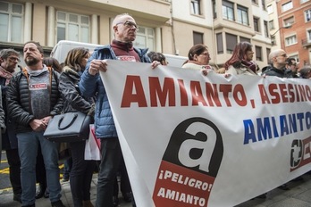 Movilización de CCOO durante un juicio por amianto en La Naval. (Marisol RAMÍREZ/FOKU)