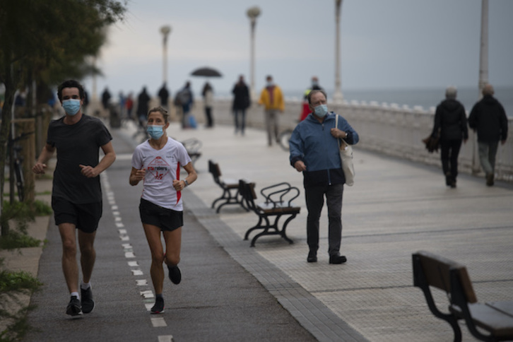 Dos personas haciendo deporte en Donostia. (Juan Carlos RUIZ/FOKU)