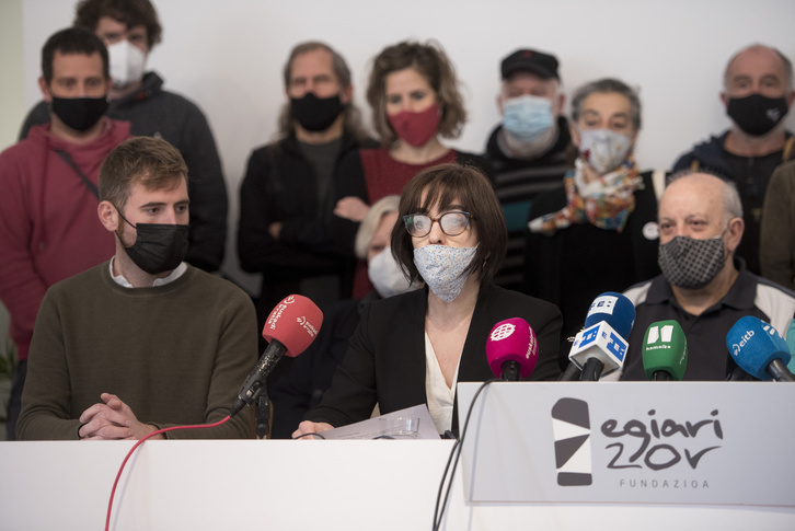 Comparecencia e Idoia Zabalza, hermana de Mikel Zabalza, y Egiari Zor. (Iñigo URIZ/FOKU)