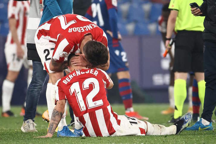 Vencedor abraza a Berenguer tras el gol que selló el pase a la final. (José JORDAN/AFP)