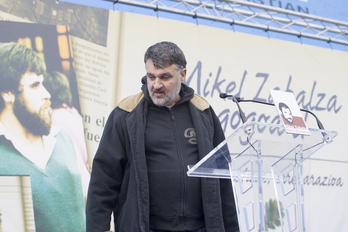 Ion Arretxe, junto al retrato de Mikel Zabalza en un homenaje en Altza en 2015. (Juan Carlos RUIZ | FOKU)