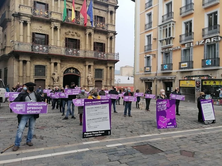 Sarek, martxoaren 8 honetan, emakume presoen egoera azalerazi du Iruñean. (@sare_herritarra)