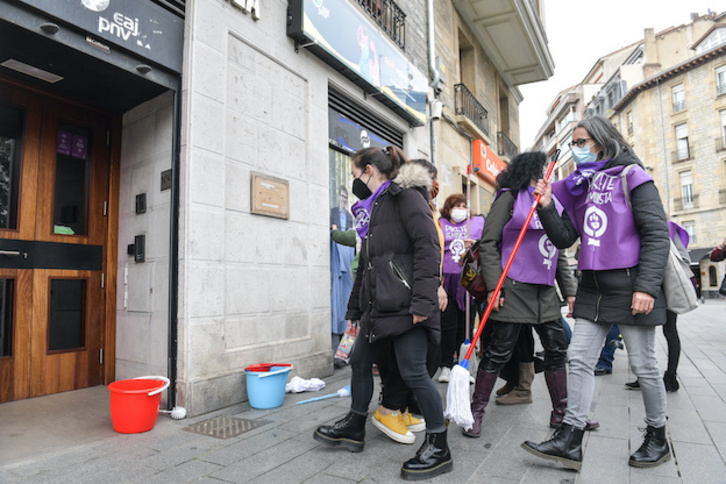 Protesta de LAB frente a la sede del PNV en Gasteiz. (Idoia ZABALETA/FOKU)