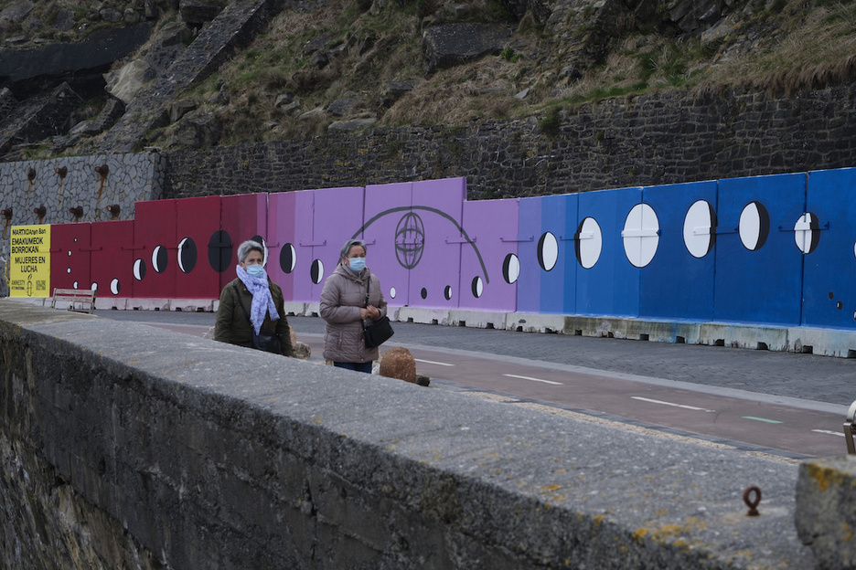 Amnesty International eta Kolore Guztiak plataformaren ekimenez Koldobika Jauregiren murala jarri du dute Donostiako Paseo Berrian. (Jon URBE/FOKU)