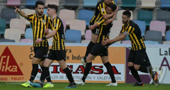 Jugadores del Barakaldo celebran un gol en la victoria ante el Laredo. (@barakaoficial-Juanfer OLEAGA)