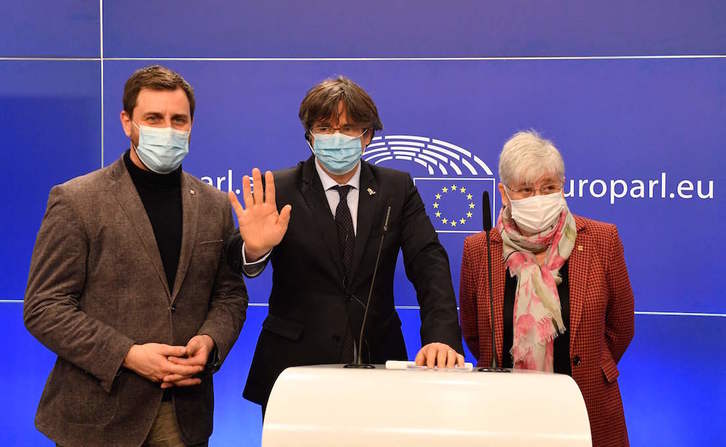 Comín, Puigdemont y Ponsatí, antes de comenzar la rueda de prensa en el Parlamento Europeo. (John THYS / AFP)