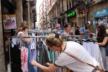 Imagen de archivo del mercado de gangas del Casco Viejo bilbaino.