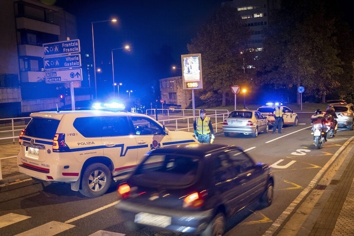 Un control policial a las 19:05 en Donostia, como el de la imagen, ya no está justificado por restricciones relacionadas con el covid. (Gorka RUBIO | FOKU)  