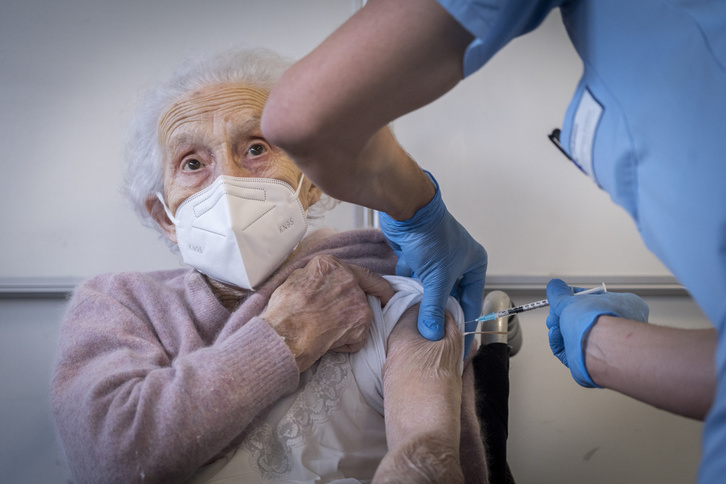 Una mujer de edad avanzada recibe la vacuna en Zarautz.    (Gorka RUBIO I FOKU)