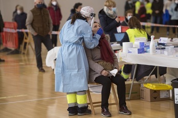 Una sanitaria realiza un test de antígenos. (Iñigo URIZ/FOKU)