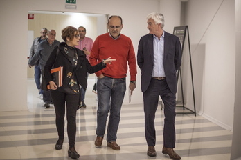 Jaime Tapia, en el centro, junto a Amaia Izko y Nazario Oleaga en Gasteiz. (Endika PORTILLO/FOKU)