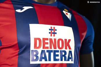 El lema «Denok Batera» lucirá a partir del domingo en las camisetas azulgranas. (SD Eibar)